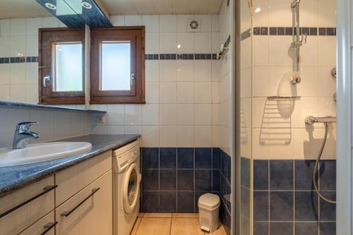 une salle de bain avec lavabo et douche dans l'établissement Deux Vallées 2, à La Clusaz
