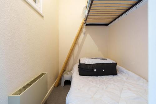 a small room with a bed in a room at Le Cocon du Chaud Costet - Avec balcon in Le Tholy