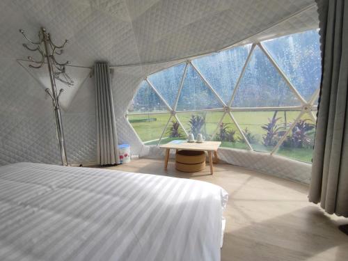 Postel nebo postele na pokoji v ubytování PriorBay Resort - Khu du lịch sinh thái Ngòi Hoa