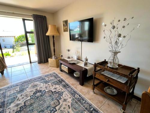 TV a/nebo společenská místnost v ubytování Little Lincoln Sea & Pool View Apartment