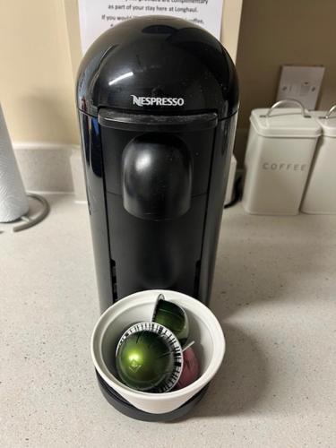 a juicer sitting on a counter with a bowl of fruit at Luxury Guest Suite Dog Friendly in North Scarle