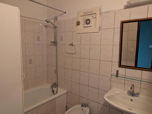 Un baño con lavabo, inodoro y ducha. en Gîte de Figarol - Vue sur les Pyrénées, en Figarol