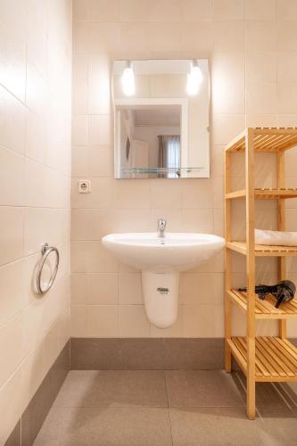 Luxury Business Apartment Gran Vía - 2 rooms - Romantic Eixample - 8min Passeig Gràcia
