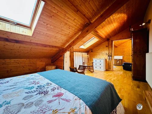 una camera da letto con un letto in una cabina di legno di Le Lion de Venise a Saulon-la-Rue