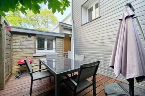 En terrasse eller udendørsområde på The Terrace - Near Downtown - BBQ