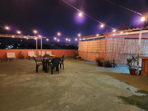 - une terrasse avec une table et des chaises la nuit dans l'établissement Pousada Caminho do Mar, à Santa Cruz Cabrália