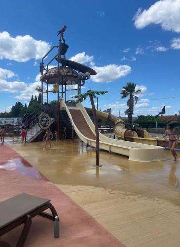 Piscina de la sau aproape de Gîte du Levadon