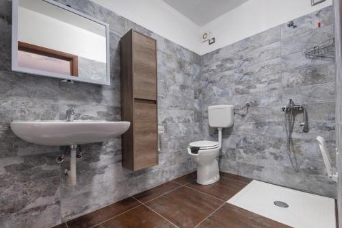 un bagno con lavandino e WC di White Lion SURF & MINE GUESTHOUSE a Buggerru