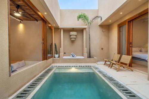 une maison avec une piscine dans une chambre dans l'établissement Mexican One Bedroom, à Mantaak