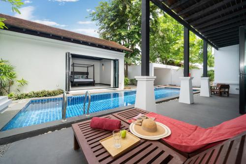 Fotografie z fotogalerie ubytování Blue Village Villa - Heritage style pool villa 2 storey and 3 bedrooms v destinaci Thalang