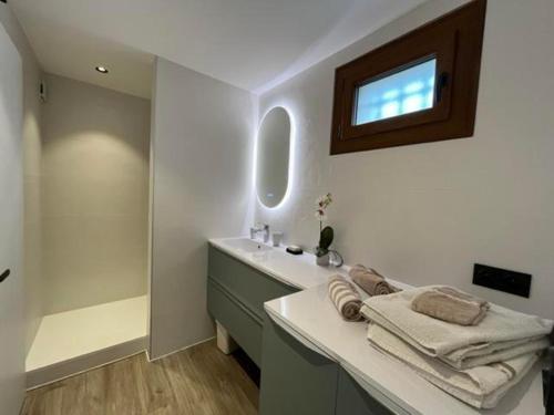 un bagno con lavandino e vasca da bagno di Fenil a La Clusaz