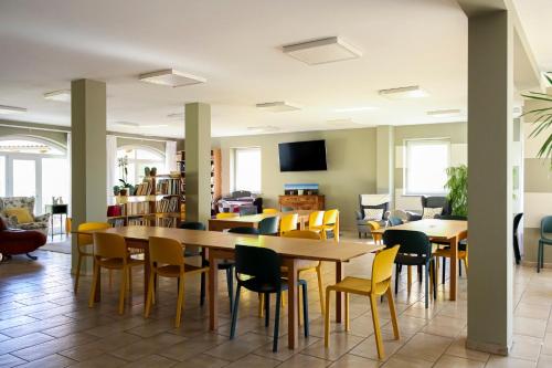 Televiisor ja/või meelelahutuskeskus majutusasutuses Agriostello delle Langhe