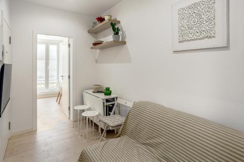 Downtown Modern Apartments by Homing