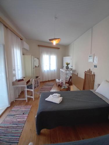 Postel nebo postele na pokoji v ubytování Mesorizi - Ancestral Home, Modern Stay