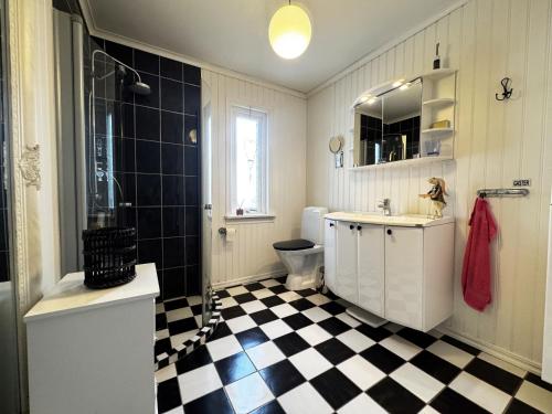 Ένα μπάνιο στο Holiday home in beautiful Kungshamn perfect for two families
