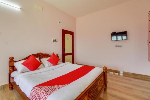 Postel nebo postele na pokoji v ubytování Hotel O Moondrumavadi Bus Station Madurai Formerly Umasankar Abodes