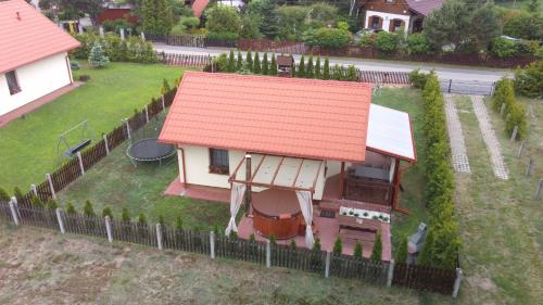 ein Modell eines Hauses mit rotem Dach in der Unterkunft OcypLoveDomki, Ocypel - Bory Tucholskie, Balia in Ocypel