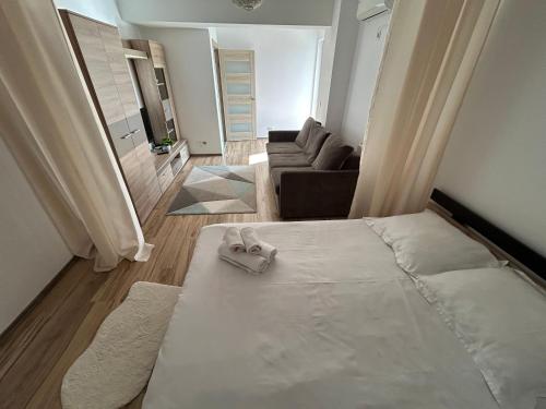 Una cama grande en una habitación con sala de estar. en Apartament 1 camera Rivers Towers, en Iaşi