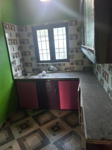 una cocina vacía con fregadero y ventana en Drive to home, en Binsar