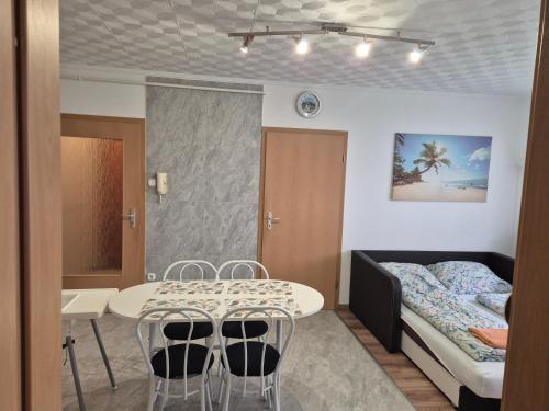 豪伊杜索博斯洛Fischer Apartman 2的一间有床、桌子和椅子的房间