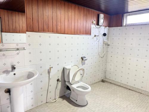 a bathroom with a toilet and a sink at CRAB and STAY in Nuwara Eliya