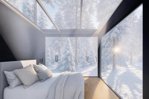 1 dormitorio con ventana grande con vistas al invierno en Aurora Igloo Village Ylläs Luna Suite, en Ylläsjärvi