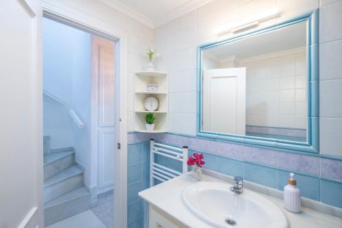 a bathroom with a sink and a mirror at paraíso beach house 28 in Manilva