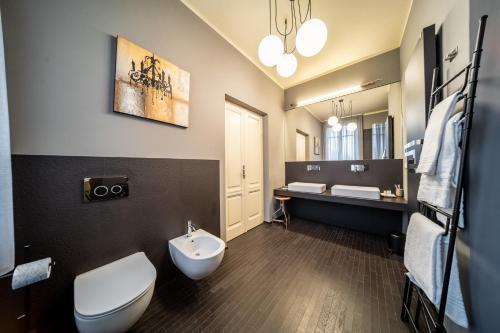 パルマにあるPalazzo Gozzi Bed & Beautyの白いトイレと洗面台のあるバスルーム