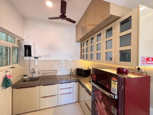 Kuchyň nebo kuchyňský kout v ubytování Resort Style Pool View 2BHK near Dabolim Airport