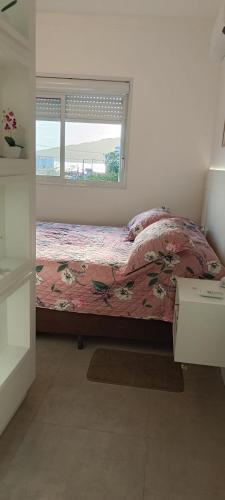 una camera da letto con un letto e una finestra di Espanha Residence a Florianópolis