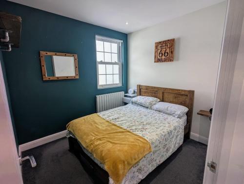 une chambre avec un lit et un miroir au mur dans l'établissement Heart of Hove Modern House, à Brighton et Hove
