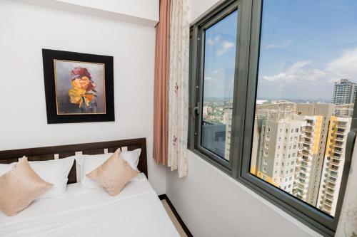 Postel nebo postele na pokoji v ubytování One Bedroom Apartmet - TriZen at 36th Floor