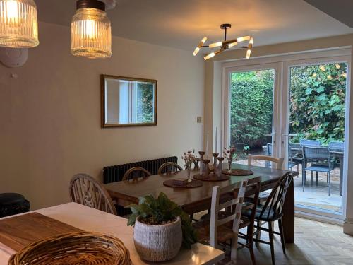una sala da pranzo con tavolo e sedie in legno di Spacious Forest Row Home by Ashdown Trails a Forest Row