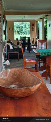 Un cuenco de madera colocado encima de una mesa. en Pross Residence, en Masindi