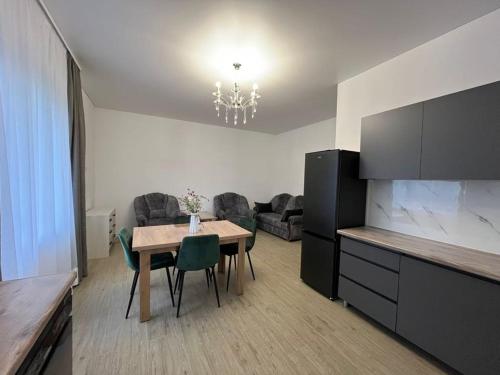 a living room with a table and chairs and a kitchen at Toon 33 in Koghb