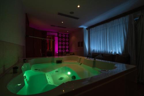 ルクソールにあるJolie Ville Hotel & Spa Kings Island Luxorのバスルーム(緑のバスタブ付)が備わります。
