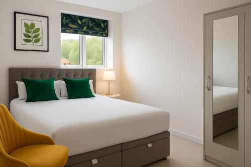 ハイ・ウィカムにあるThe Nest-Free Parking Cosy Studio, M40 access, underfloor heatingのベッドルーム(白いベッド1台、黄色い椅子付)
