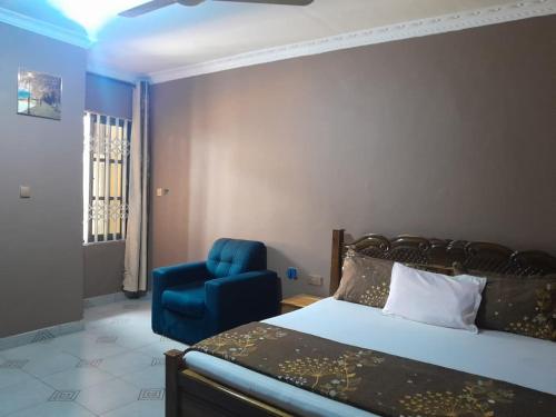 Un pat sau paturi într-o cameră la Martina's Executive Lodge