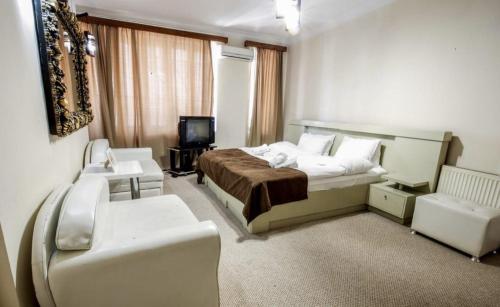 ItʼkhvisiにあるDL Hotel In Old Tbilisiのベッドと机があるホテルの部屋