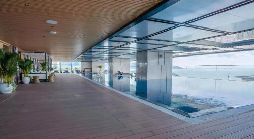 Swimmingpoolen hos eller tæt på TMS Grand SeaView Quy Nhơn
