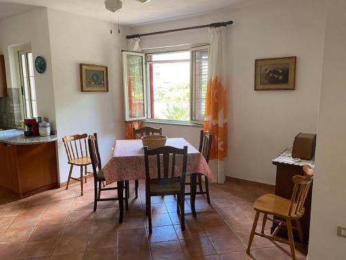 een keuken en eetkamer met een tafel en stoelen bij La Luna Sarda, Bosa in Bosa Marina