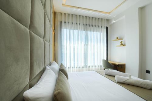 Un dormitorio con una cama grande y una ventana. en Green Haven- Nature & Design - Riad Extension, en Temara