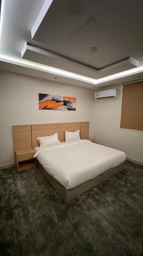 a bedroom with a large white bed in a room at شقة بغرفتين نوم وصالة بدخول ذكي in Al Madinah