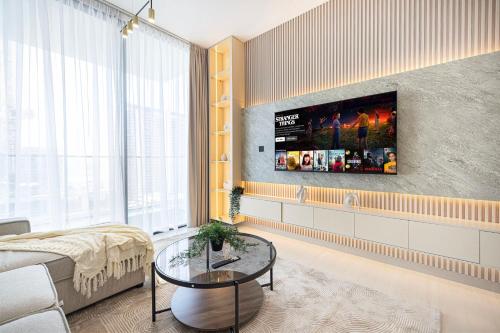 Deluxe Binghatti JVC Suites by Hostiva - City View