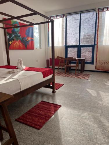 Ένα ή περισσότερα κρεβάτια σε δωμάτιο στο Phoenix house ahangama