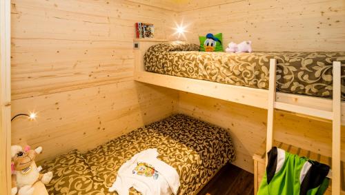 Una cama o camas en una habitación de Family Hotel Serena