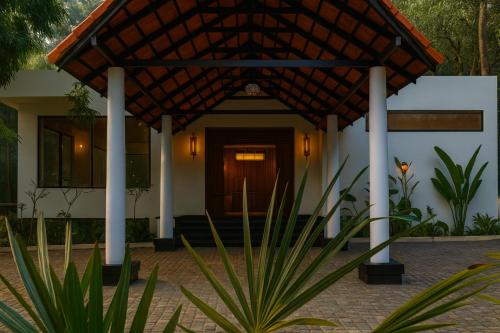 马迪凯里Hillscape Resort的房屋前廊,带木门
