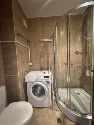 y baño con lavadora y ducha. en MitProt Panorama Bay 2 Luks studio 155, en Sveti Vlas