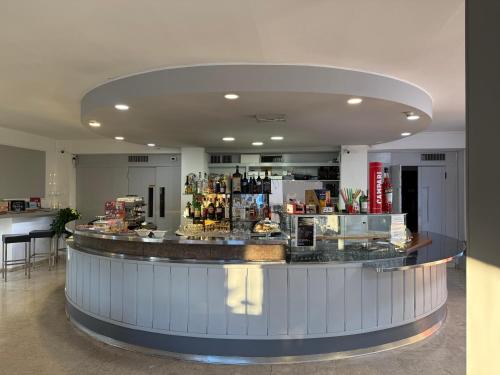 a restaurant with a counter with a bar at Hotel Florida in Piove di Sacco