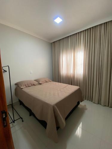 A bed or beds in a room at Casa com área gourmet e ar condicionado